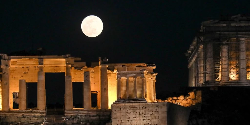 Μαγικές εικόνες από την Υπερσελήνη στην Αθήνα